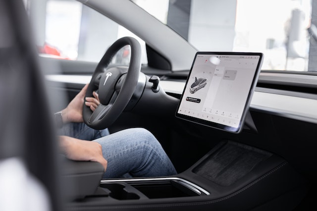 Interior Mobil Tesla, Teknologi Dalam Otomotif